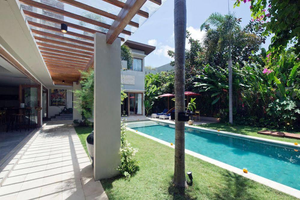 Villa Pierrot Seminyak Buitenkant foto